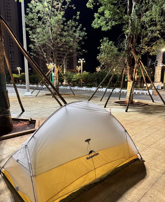 关注 专家：鼓励探索精神 但安全是前提新葡京网上赌场年轻人旅游带帐篷过夜引(图3)