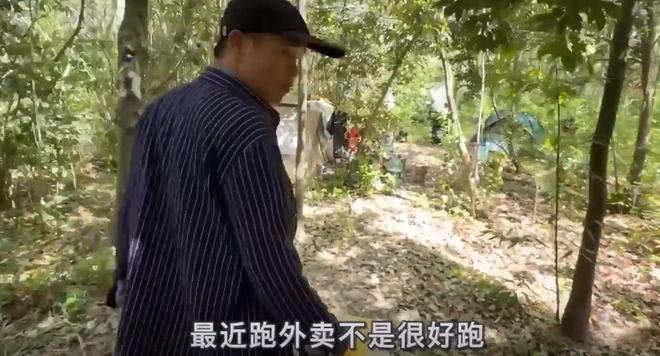 野外搭帐篷住了两年37岁依然娶不起妻新葡京娱乐城广西小伙在上海送外卖在(图4) 野外搭帐篷住了两年37岁依然娶不起妻新葡京娱乐城广西小伙在上海送外卖在(图4)