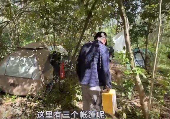 野外搭帐篷住了两年37岁依然娶不起妻新葡京娱乐城广西小伙在上海送外卖在(图5) 野外搭帐篷住了两年37岁依然娶不起妻新葡京娱乐城广西小伙在上海送外卖在(图5)